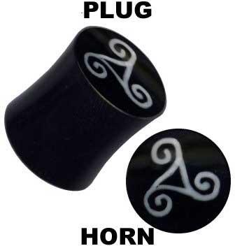p3621_3 Ohr Piercing Plug Triskele Motiv Schwarz Büffelhorn